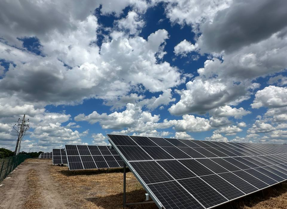 Наземна сонячна електростанція «Северинка» з рядами сонячних панелей GreenTechTrade