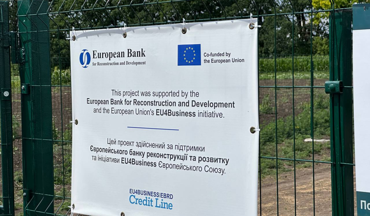 Інформаційний стенд про підтримку проєкту СЕС «Бережинка» Європейським банком реконструкції та розвитку (ЄБРР) та програмою EU4Business